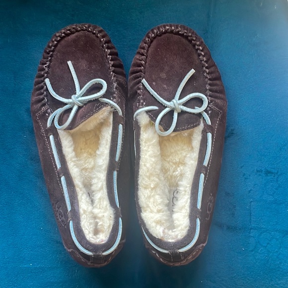 Girls Ugg slippers-Brown - Picture 1 of 9